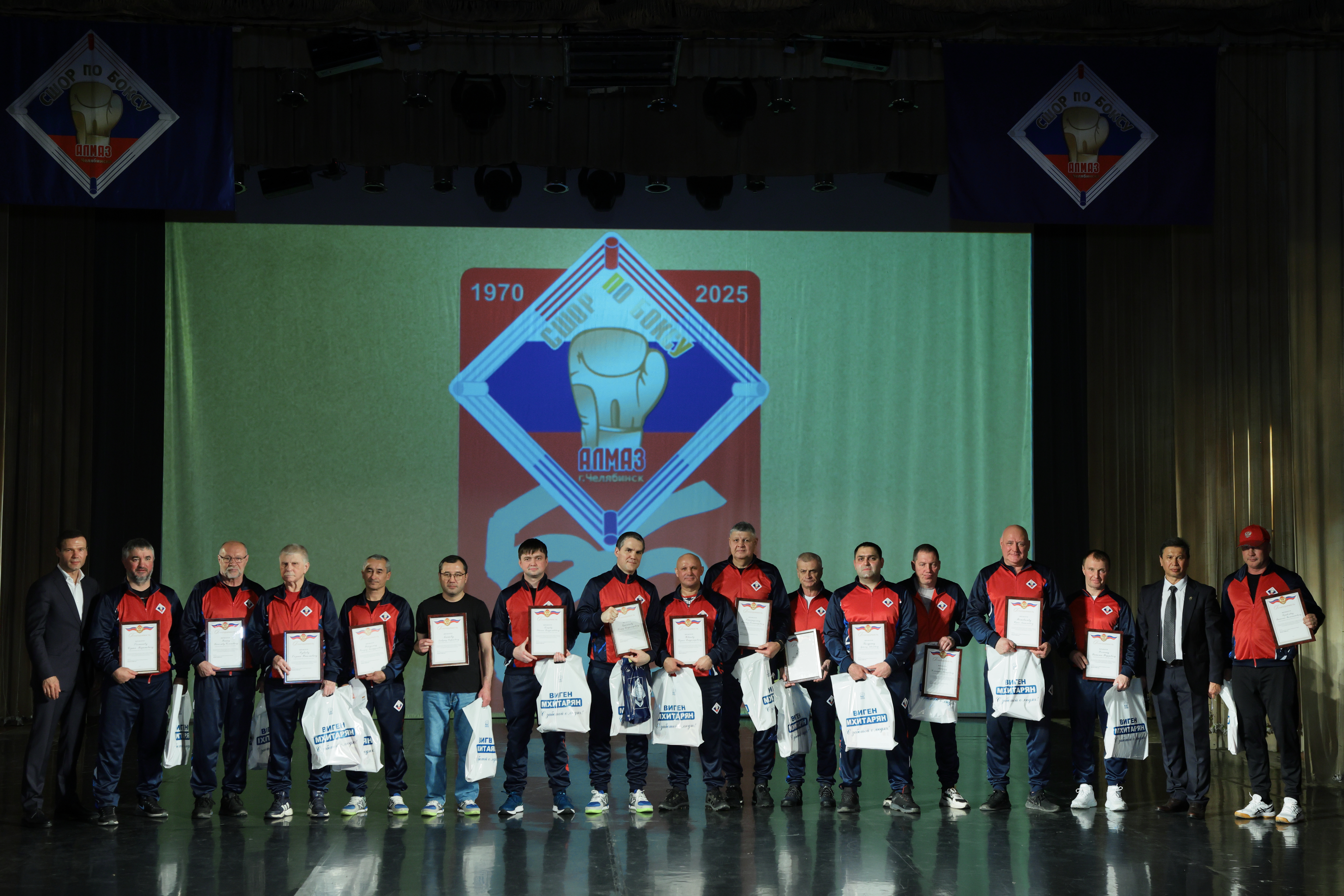 Виген Мхитарян вручил благодарственные письма и денежные премии сотрудникам школы олимпийского резерва по боксу «Алмаз» в честь её 55-летнего юбилея