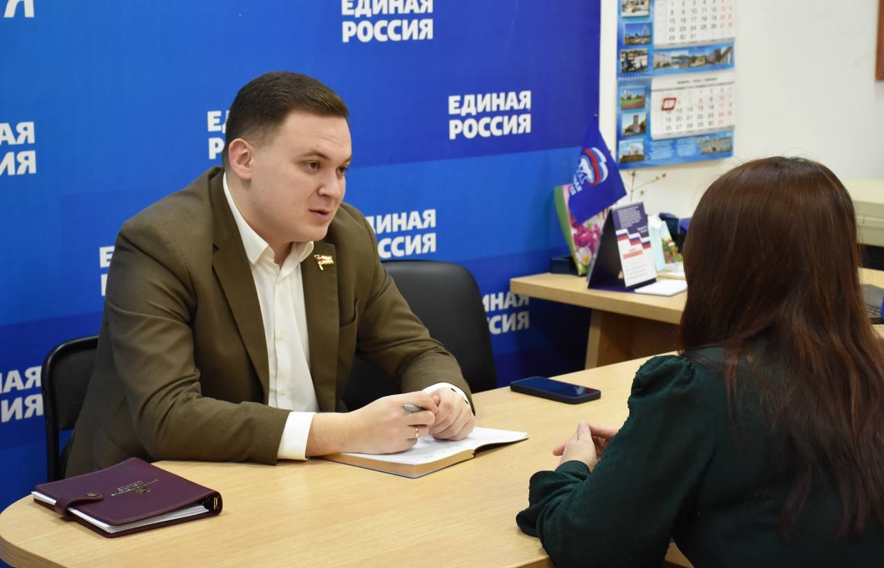 Владислав Уланов провел прием граждан в Троицке