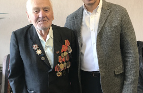 Зайти в гости к ветерану, поговорить в уютной домашней обстановке, расспросить о проблемах и возможности оказания помощи стало доброй традицией не только в преддверии знаменательных дат или праздников.