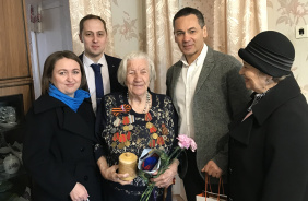 Зайти в гости к ветерану, поговорить в уютной домашней обстановке, расспросить о проблемах и возможности оказания помощи стало доброй традицией не только в преддверии знаменательных дат или праздников.