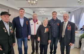 Зайти в гости к ветерану, поговорить в уютной домашней обстановке, расспросить о проблемах и возможности оказания помощи стало доброй традицией не только в преддверии знаменательных дат или праздников.