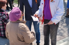 Зайти в гости к ветерану, поговорить в уютной домашней обстановке, расспросить о проблемах и возможности оказания помощи стало доброй традицией не только в преддверии знаменательных дат или праздников.