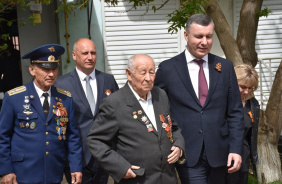 Зайти в гости к ветерану, поговорить в уютной домашней обстановке, расспросить о проблемах и возможности оказания помощи стало доброй традицией не только в преддверии знаменательных дат или праздников.