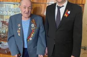 Зайти в гости к ветерану, поговорить в уютной домашней обстановке, расспросить о проблемах и возможности оказания помощи стало доброй традицией не только в преддверии знаменательных дат или праздников.