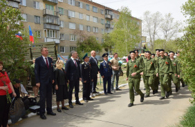 Зайти в гости к ветерану, поговорить в уютной домашней обстановке, расспросить о проблемах и возможности оказания помощи стало доброй традицией не только в преддверии знаменательных дат или праздников.