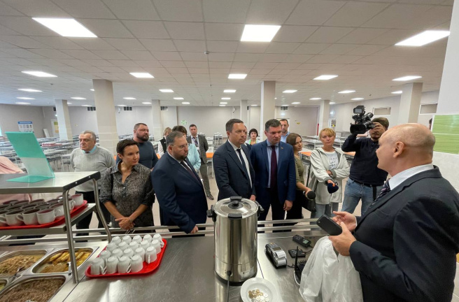 Депутаты Законодательного Собрания проверили организацию горячего питания в одной из школ Челябинска