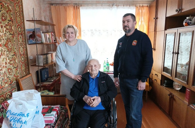 Денис Моисеев и глава Копейска Светлана Логанова поздравили ветерана Великой Отечественной войны, Почетного гражданина Копейска Федора Федоровича Иваненко с наступающим Новым годом