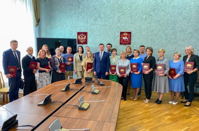 Председатель комитета Законодательного Собрания по социальной политике Сергей Буяков вручил Почетные грамоты и Благодарственные письма Законодательного Собрания