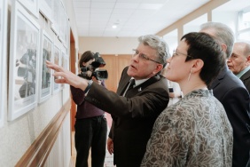 К 30-летию Законодательного Собрания Челябинской области открылась  выставка фотографий «В объективе – областной парламент»