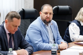 Фото О. Татаркин Комитет по экономической политике рассмотрел проект областного бюджета на 2025 год по вопросам ведения комитета