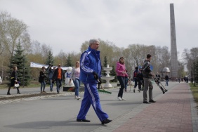Сегодня депутаты и аппарат Законодательного Собрания вышли на традиционный весенний субботник в Сад Победы