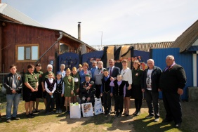 Зайти в гости к ветерану, поговорить в уютной домашней обстановке, расспросить о проблемах и возможности оказания помощи стало доброй традицией не только в преддверии знаменательных дат или праздников.
