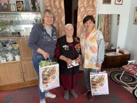 Зайти в гости к ветерану, поговорить в уютной домашней обстановке, расспросить о проблемах и возможности оказания помощи стало доброй традицией не только в преддверии знаменательных дат или праздников.