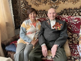 Зайти в гости к ветерану, поговорить в уютной домашней обстановке, расспросить о проблемах и возможности оказания помощи стало доброй традицией не только в преддверии знаменательных дат или праздников.