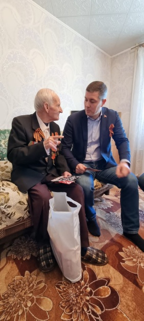 Зайти в гости к ветерану, поговорить в уютной домашней обстановке, расспросить о проблемах и возможности оказания помощи стало доброй традицией не только в преддверии знаменательных дат или праздников.