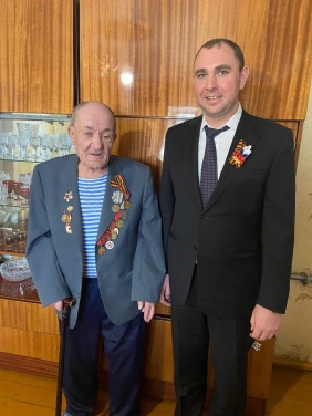 Зайти в гости к ветерану, поговорить в уютной домашней обстановке, расспросить о проблемах и возможности оказания помощи стало доброй традицией не только в преддверии знаменательных дат или праздников.