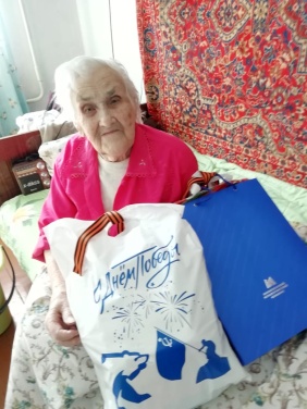 Зайти в гости к ветерану, поговорить в уютной домашней обстановке, расспросить о проблемах и возможности оказания помощи стало доброй традицией не только в преддверии знаменательных дат или праздников.