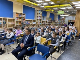 Депутат Олег Садовских организовал классный час для школьников Златоуста в честь годовщины полного снятия блокады Ленинграда